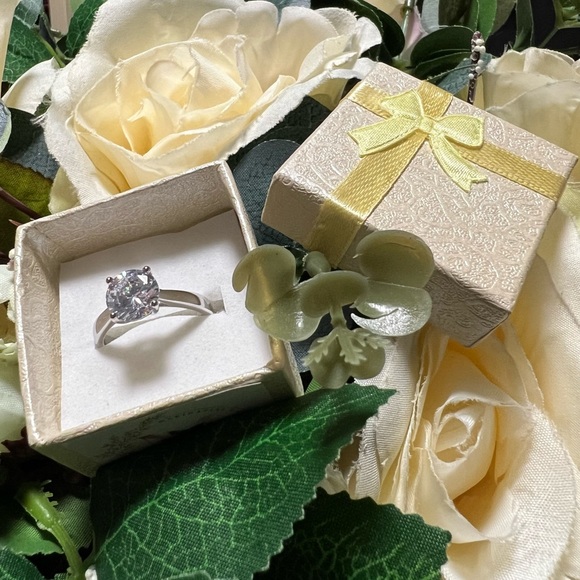 High quality clear stone brilliant solitaire - Picture 12 of 17